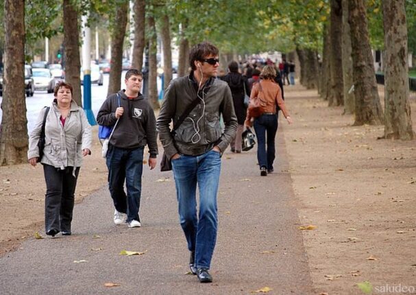 hombe caminando en la calle