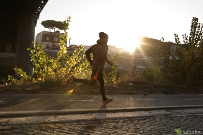 hombre corriendo por las mañanas