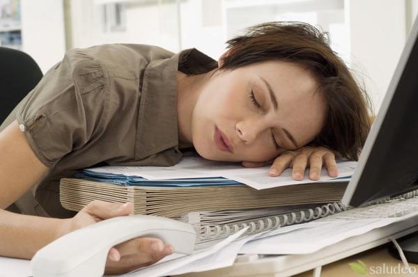 estudiante durmiendo sobre libros